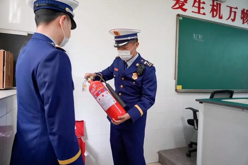 防火大队开展学校防火安全大排查,公安局到我校开展防火安全大检查