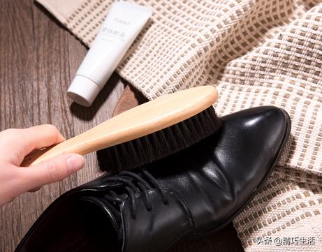 生活妙招皮鞋怎么擦的亮,生活小妙招皮鞋保养视频