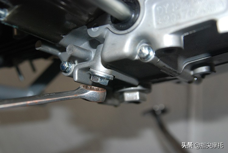 摩托车冒黑烟烧机油怎么回事呀,摩托车烧机油喷白烟解决方法