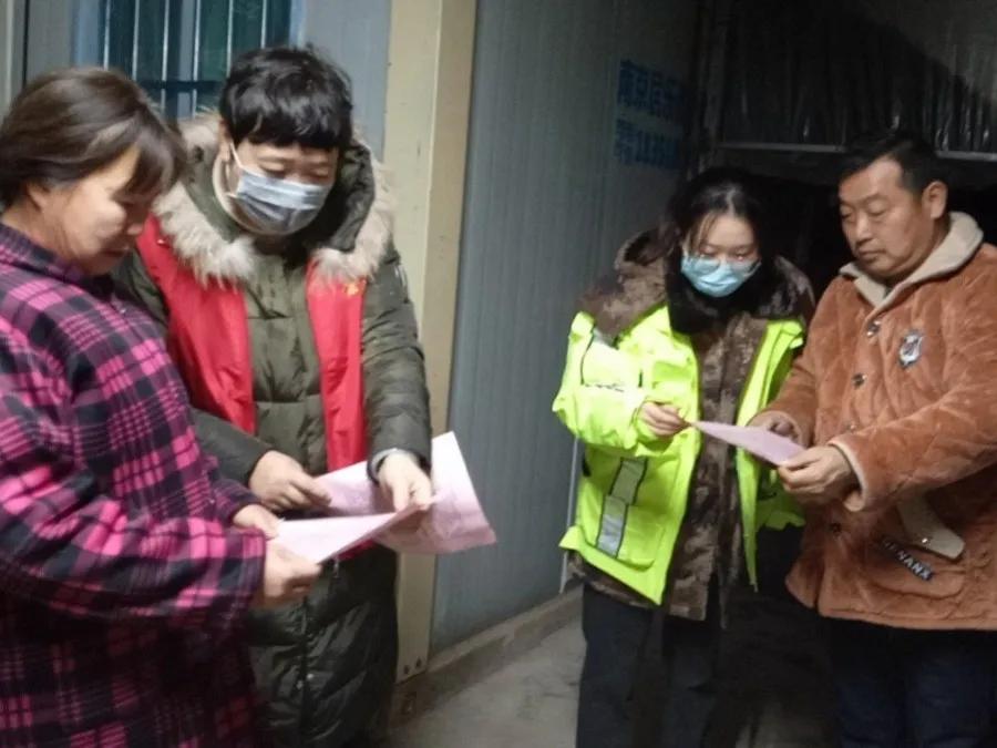 网格员防疫攻坚默默为民守候,社区网格员平凡坚守疫路守护