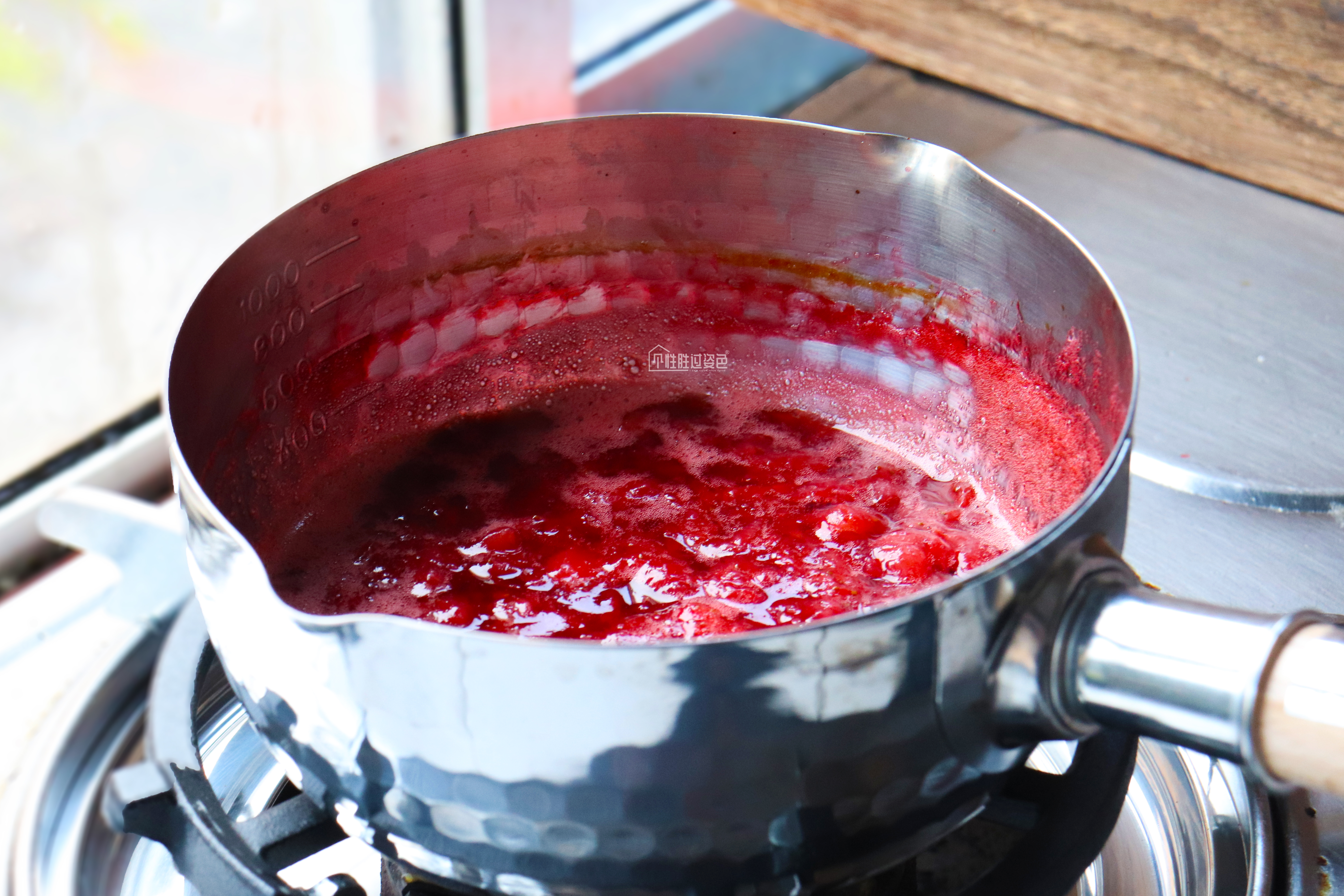 火爆网络的高颜值草莓鲜牛乳来了，喝完这杯我就是头条最甜的仔