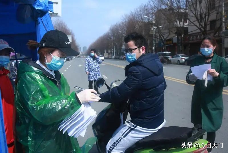 致敬疫情防控中的铿锵玫瑰,致敬战斗在抗疫前线的白衣天使