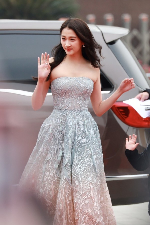 关晓彤黑色亮片高开叉吊带礼服,关晓彤香槟色抹胸串珠流苏礼服裙