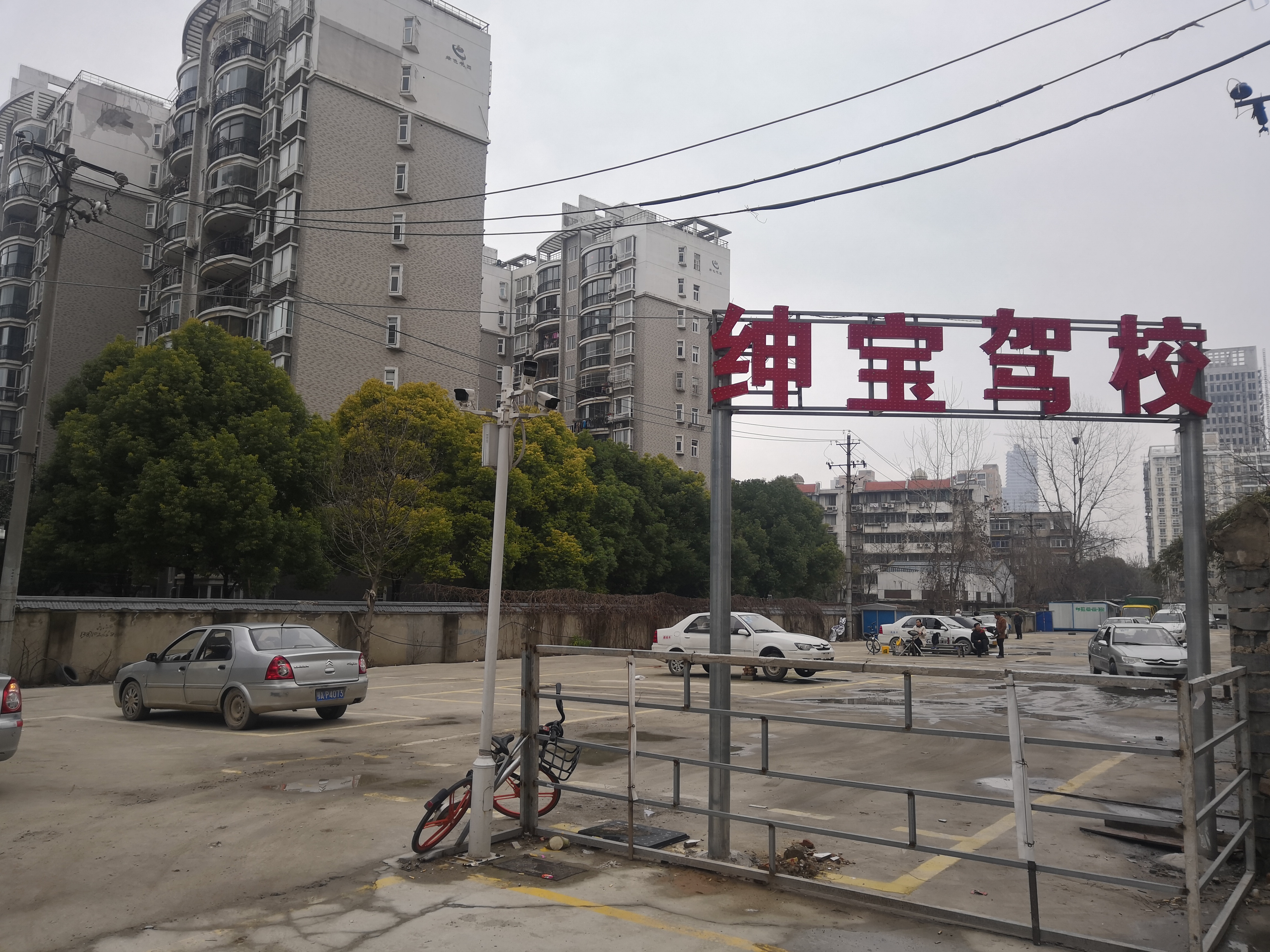 驾校教练车被停训了,驾校训练场被拆