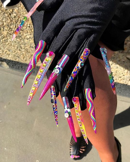 有人看见这篇文章出个可替换甲片的指甲油手套，我绝对第一个下单