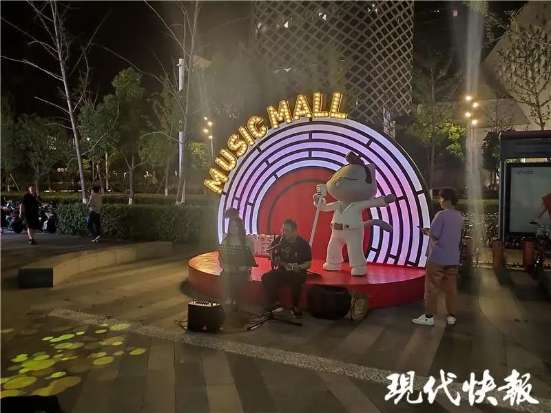 南京小吃夜市一个摊位多少钱,南京夜市摆摊一条街