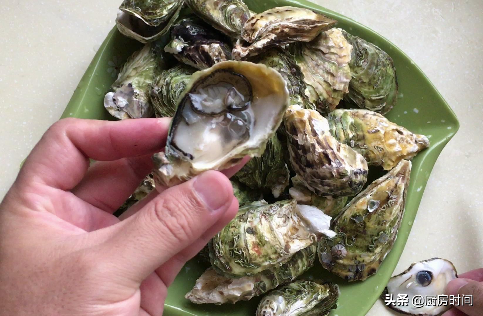 正确打开吃生蚝的方法,生蚝怎么打开得快又简单又方便