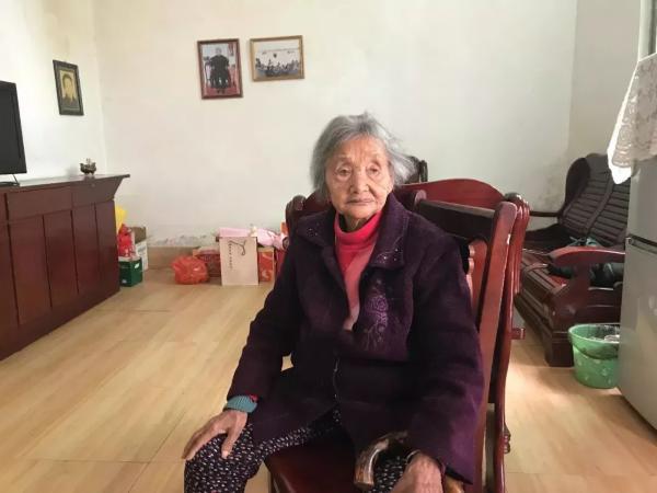 70年前，宝应“大辫子姑娘”留下一张背影照，载进人民海军的历史