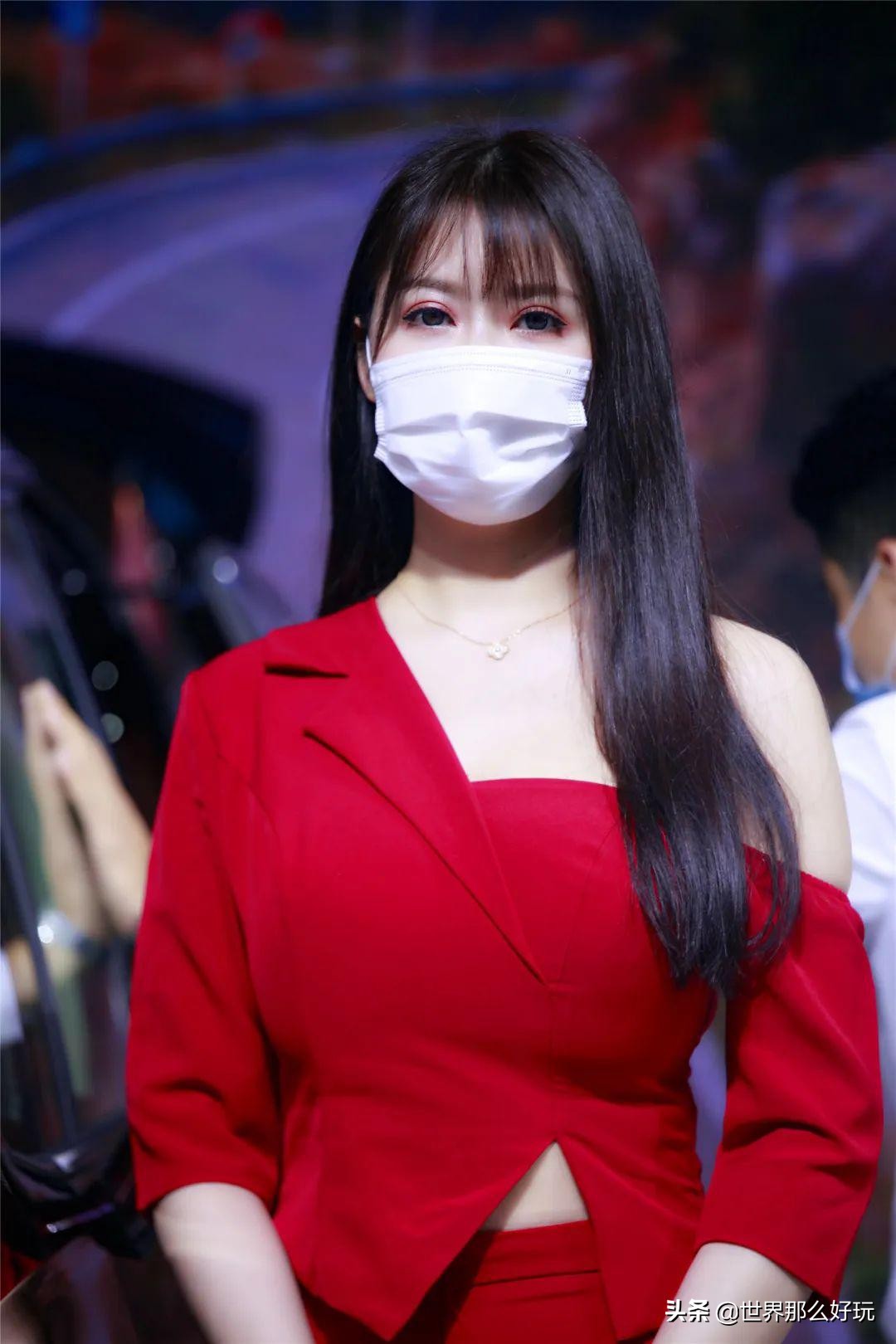 「高清大图」海口车展车模集体戴口罩，难掩身材曲线，呼之欲出