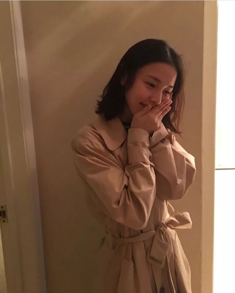 这个春天的美丽穿搭,韩系小姐姐中长款风衣搭配