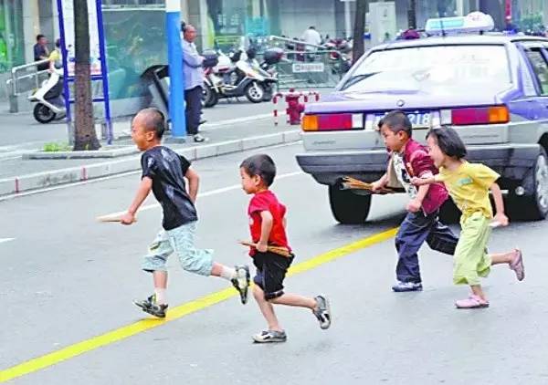 带小孩过马路的正确方法,父母带孩子过马路视频