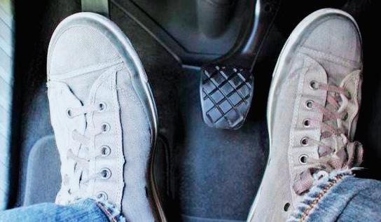 踩离合器的技巧和方法,踩离合器的正确方法和技巧