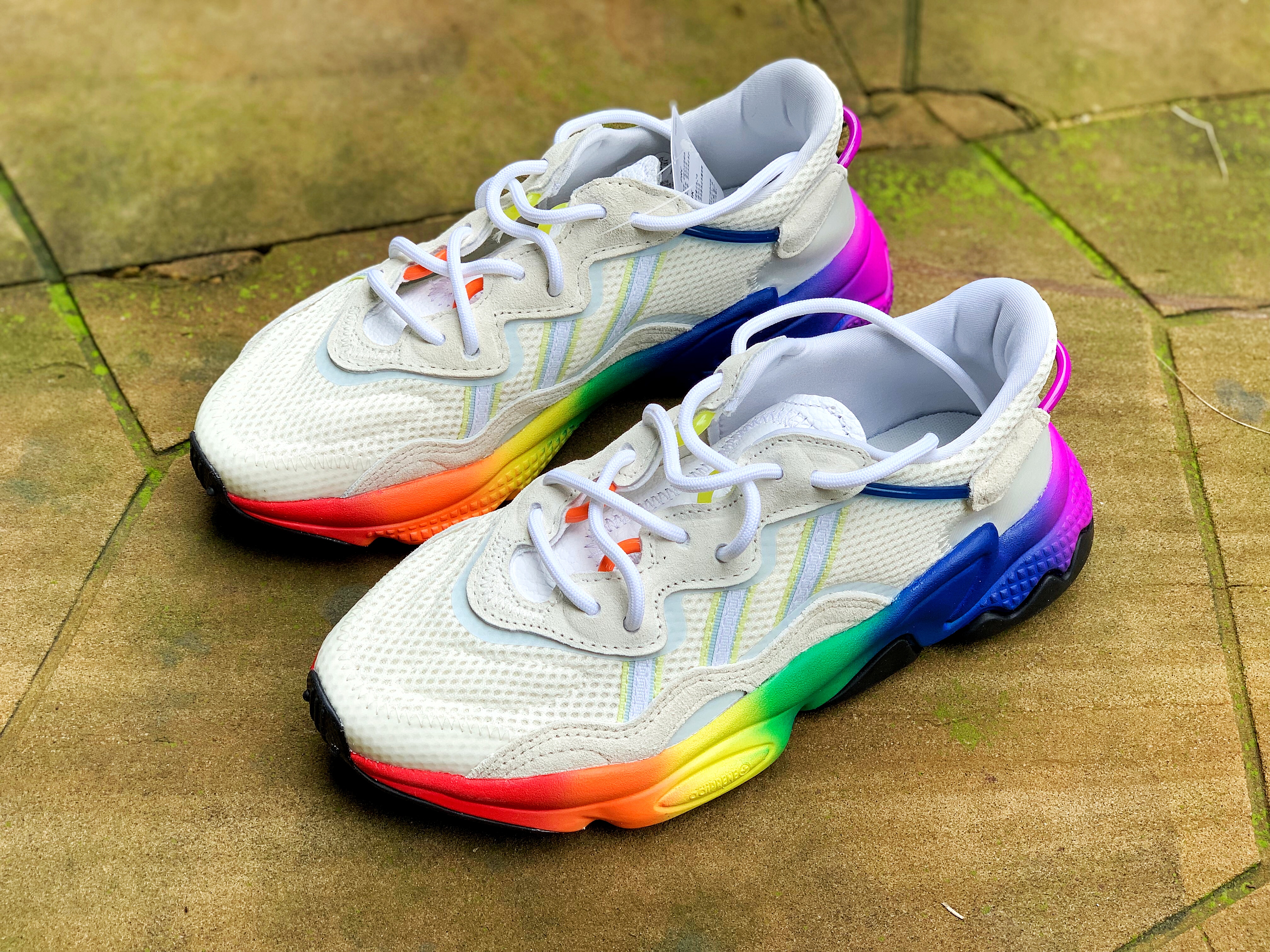 adidas三叶草新款 (三叶草ozweego缺点)