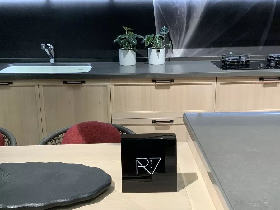 厨卫奥斯卡刻上德贝烙印，德贝制造荣耀亮相