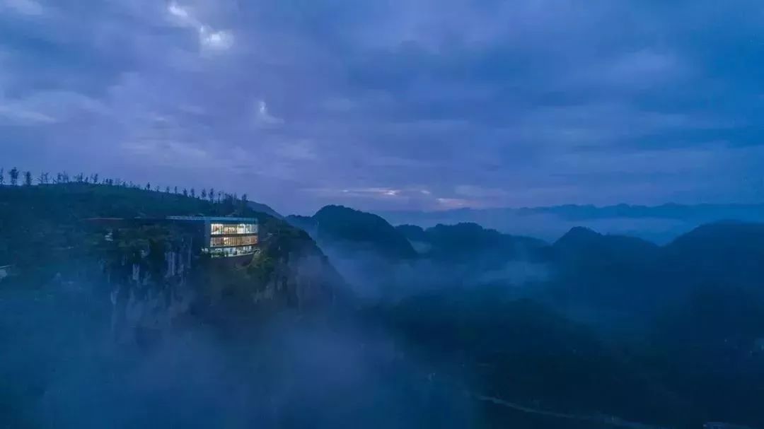 孤独的建筑物,孤独的建筑金湾