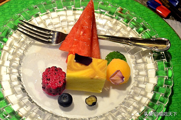 高温天气宅家不无聊,高温暴雨都挡不住人们游玩的步伐