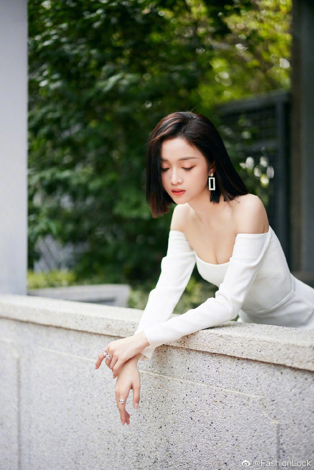 吴宣仪杨超越同款抹胸白裙大片,吴宣仪抹胸针织裙搭配披肩长发