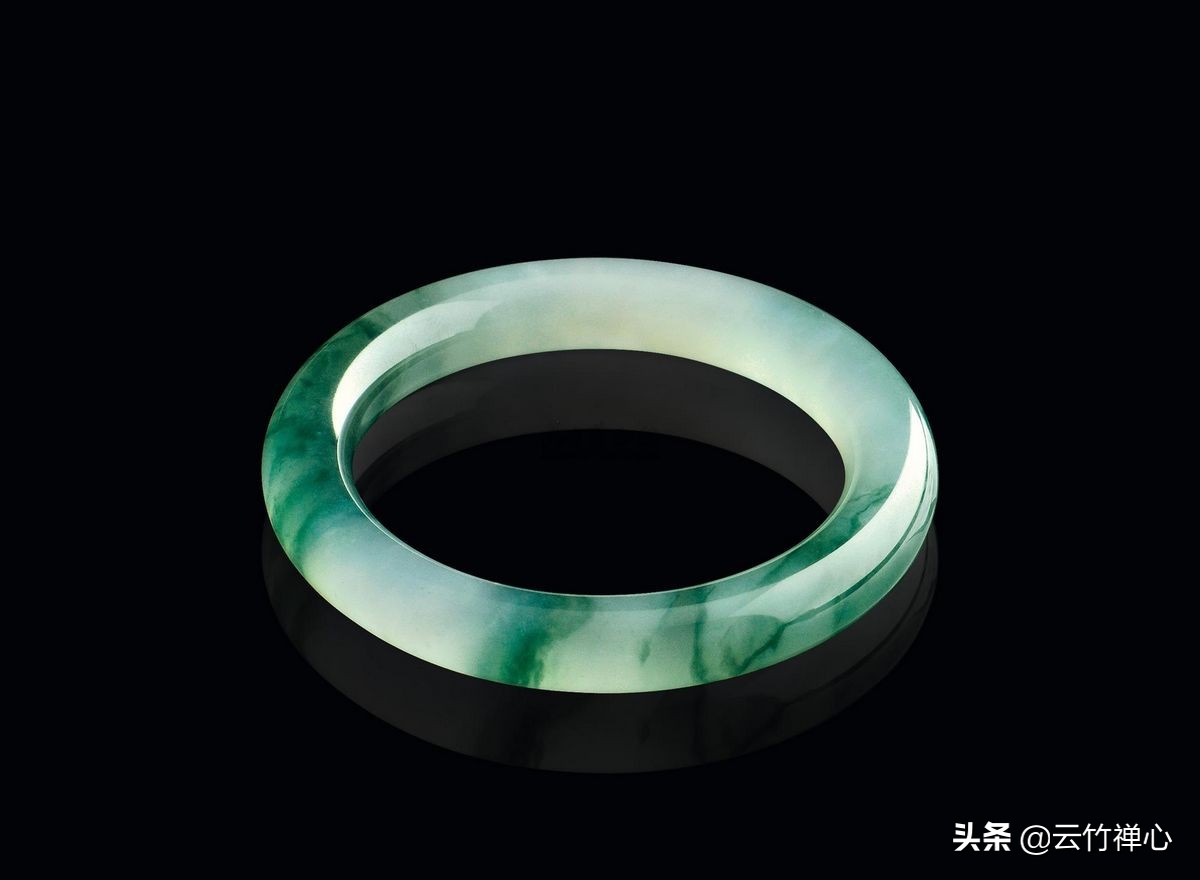 如何判断翡翠珠宝真假,打紫光灯判断翡翠的真假