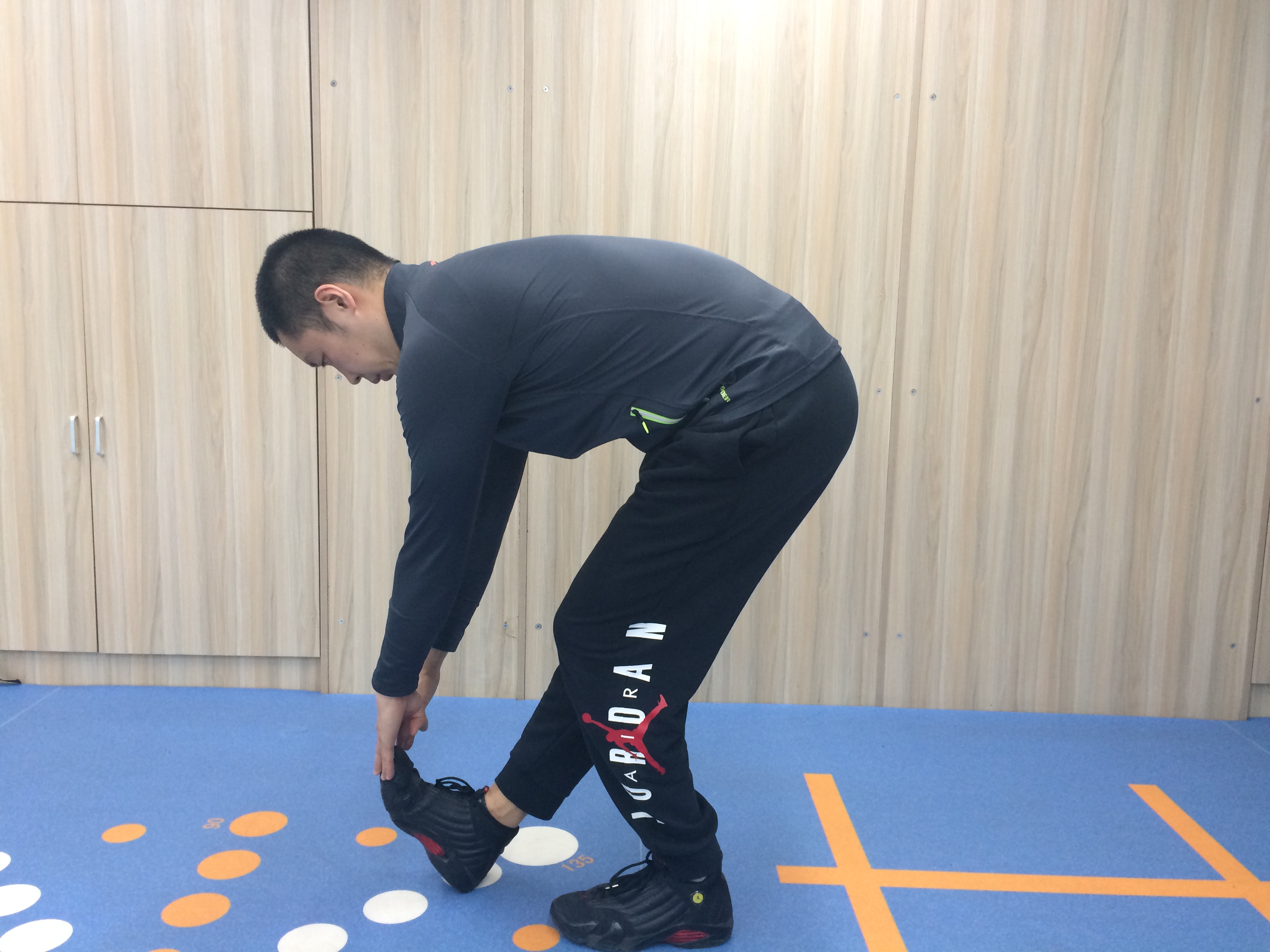 跑步的时候脚突然抽筋怎么办,跑步腿抽筋了快速恢复小诀窍