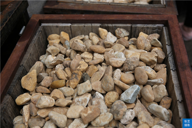 腾冲古镇旅游，游客花几千元买下翡翠赌石，一刀切下身价飙涨