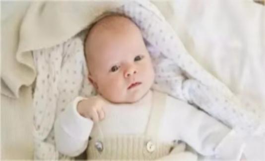 三个多月婴儿老是歪着头怎么回事,四个月宝宝歪着头看人