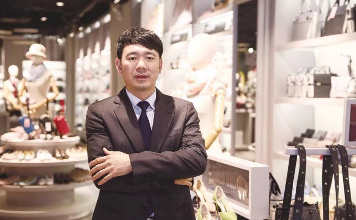 低调又变态的鞋王：卖鞋堪比卖白菜，年入50亿，8000家店横扫全国