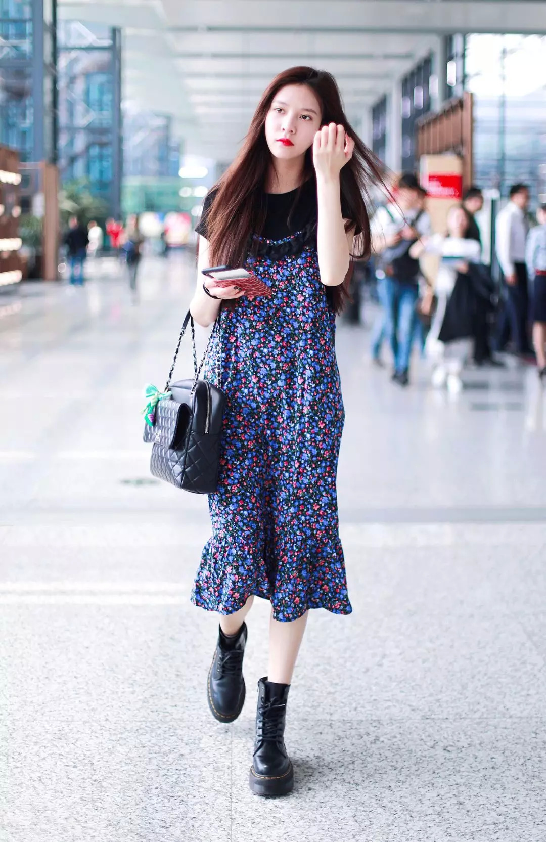 一点也不热，酷妹的马丁靴里都有空调