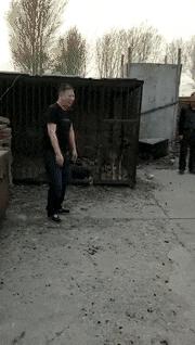 这只鹦鹉一直以为他是一只猴，所以每天都在重复做这个动作