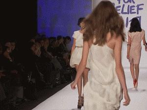 T台模特摔跤*案惨**！隔着屏幕都替她们脚疼