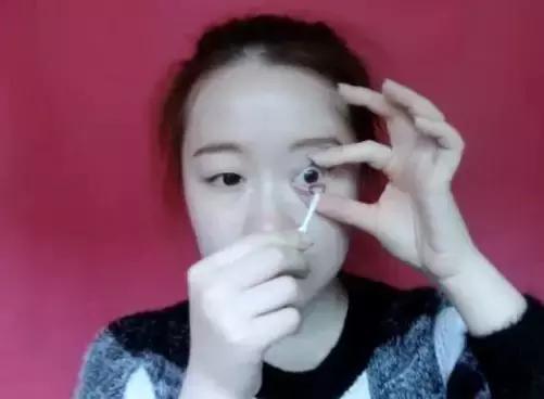 不会戴隐形眼镜可以找谁帮忙,新手戴隐形眼镜的方法简单方便