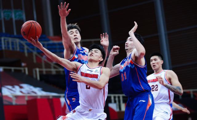 徐杰抢篮板大汉投三分,徐杰单手怒摘篮板视频