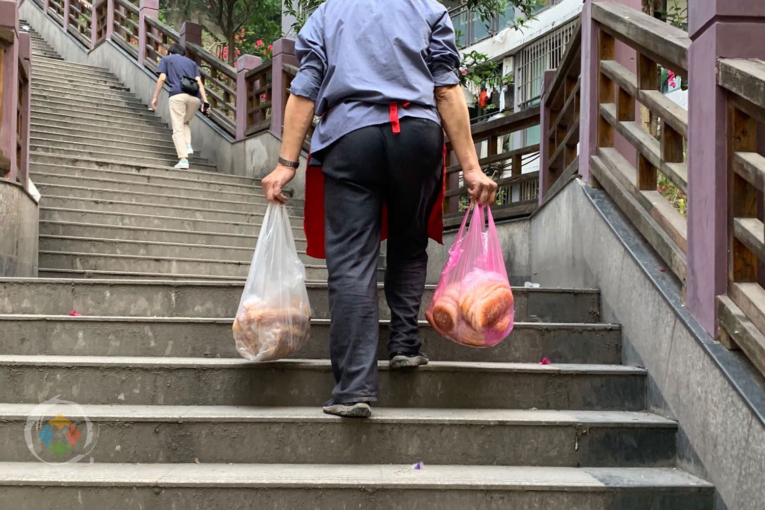 摆地摊袜子10块钱7双能赚钱吗,女大学生摆地摊一晚只赚5块钱