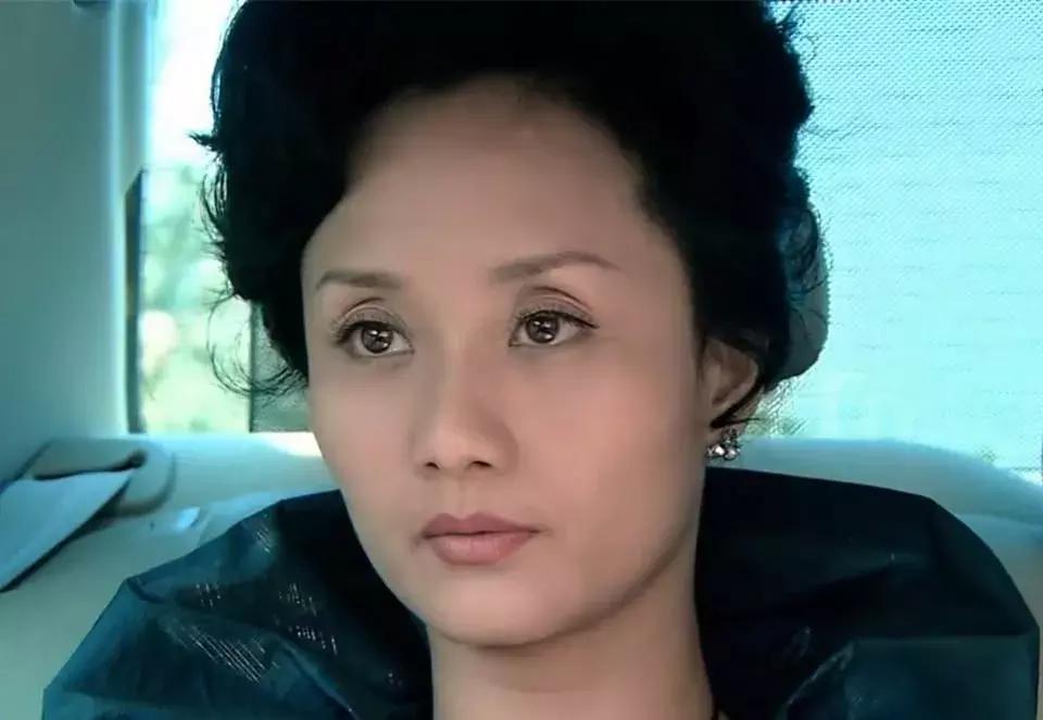 有种“整容”叫慕容云海的妈妈，十年后当她戴上眼镜，51岁像20岁