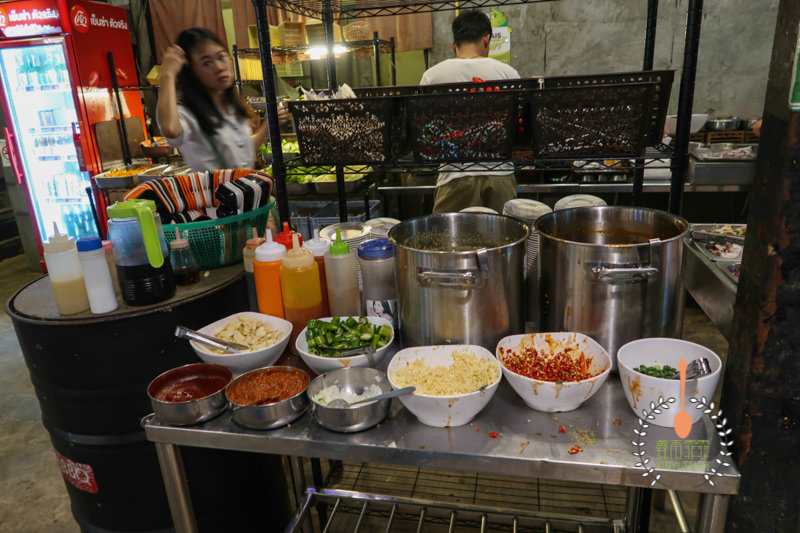 泰国清迈吃自助，别光看招牌，一定要找店主问清楚，要不钱包受损