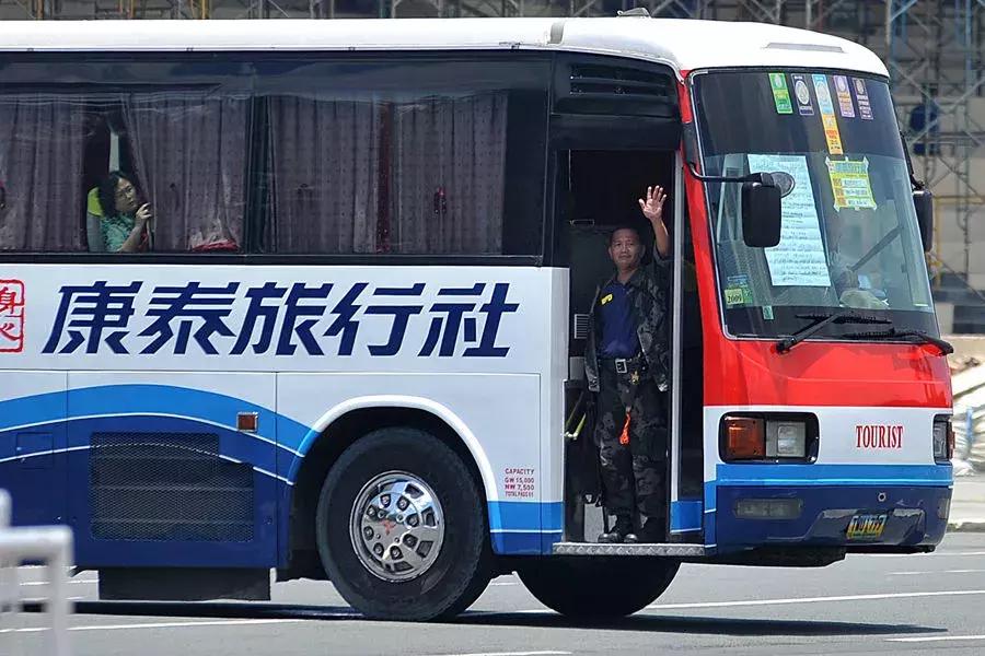 中国特警解救大巴车人质演练,中国特警仅用8秒解救客车人质