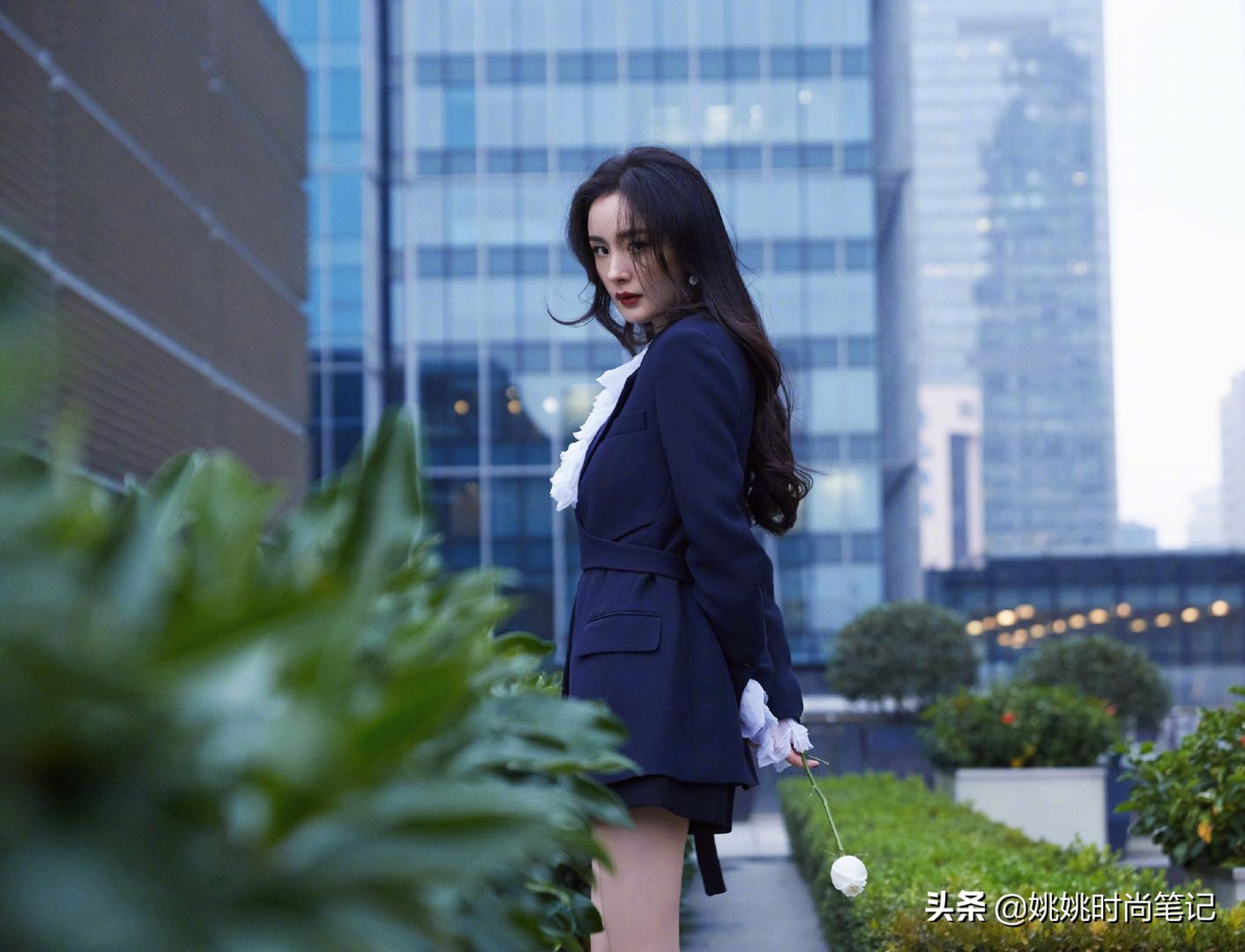 杨幂雅诗兰黛直播高定,杨幂雅诗兰黛活动造型