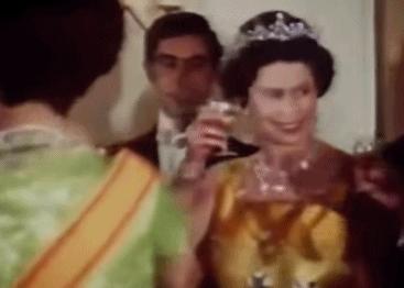 英女王下令封杀50年！王室私生活*片禁**遭泄露，百万人在线吃瓜