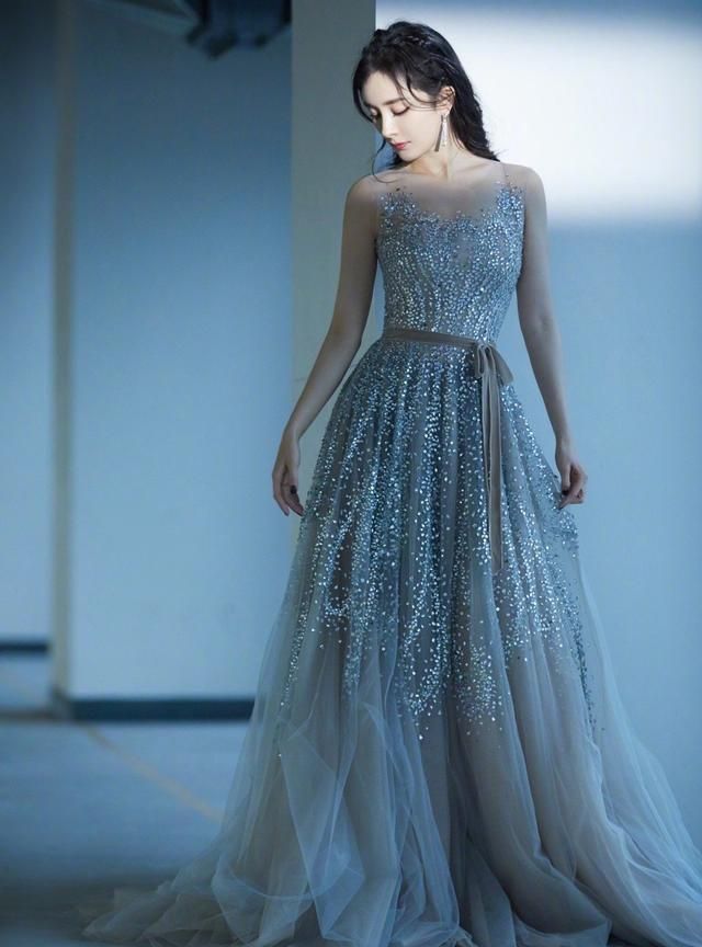 杨幂身材有多好穿粉色裙子,杨幂的长裙子