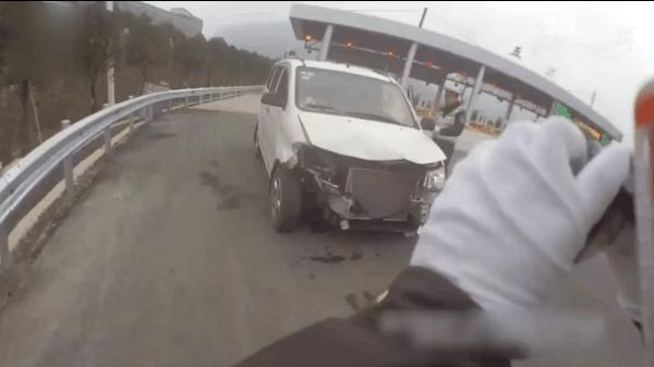 五菱宏光撞烂只剩轮毂还能跑,五菱宏光被撞坏了