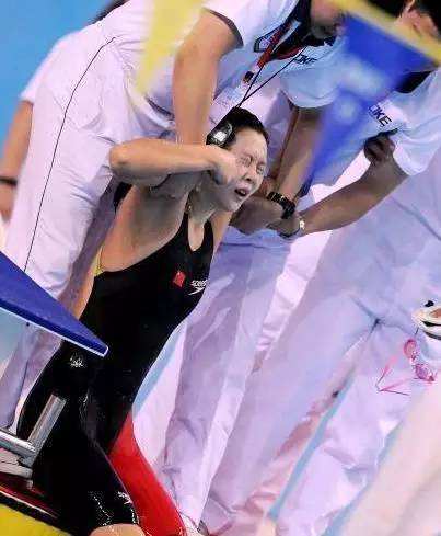 游泳运动员生理期肚子痛难忍,游泳运动员生理期怎么办