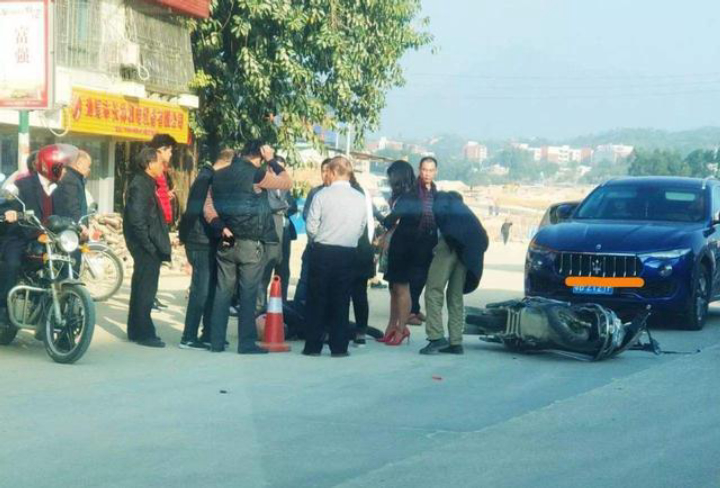 开车撞到车要先报保险还是先送医,开车撞到人必须垫付医药费吗