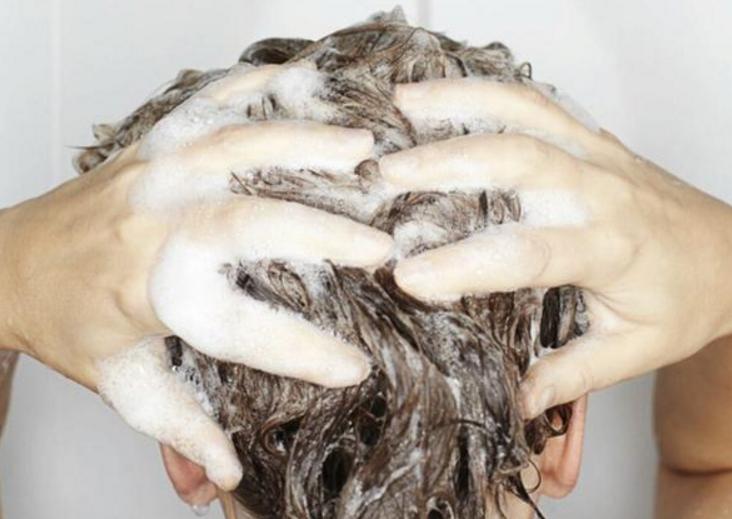 冬天头发干枯毛躁怎么办,一到秋冬头发就干枯毛躁