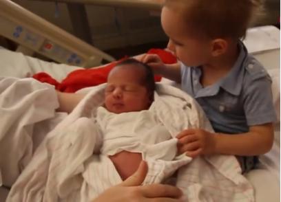 哥哥第一次看刚出生的妹妹,哥哥第一次看到刚出生的妹妹