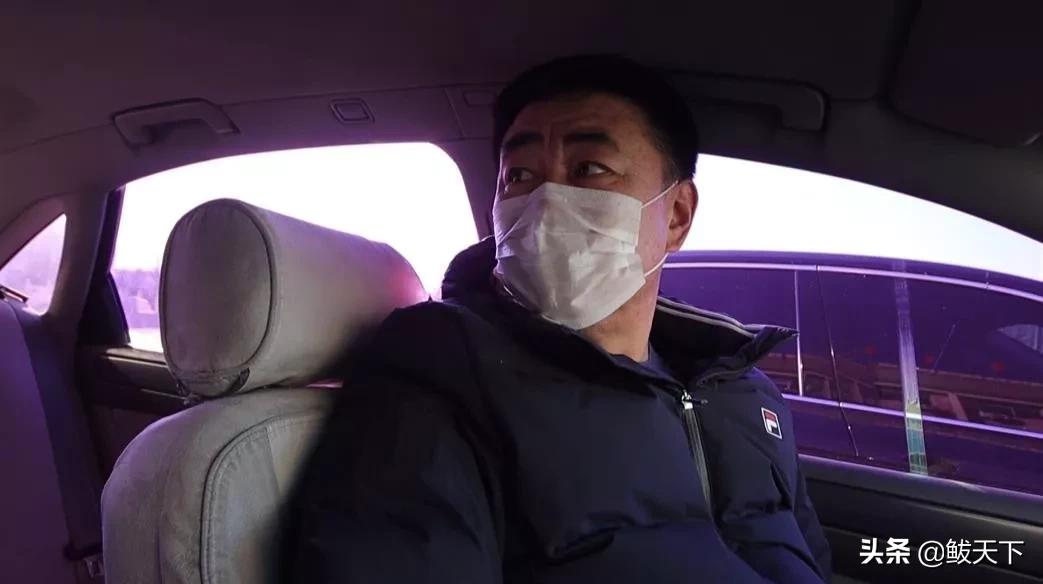 「*党**旗在防疫一线飘扬」社区书记惠炳东：“妈妈对不起！*党**员必须在一线！”