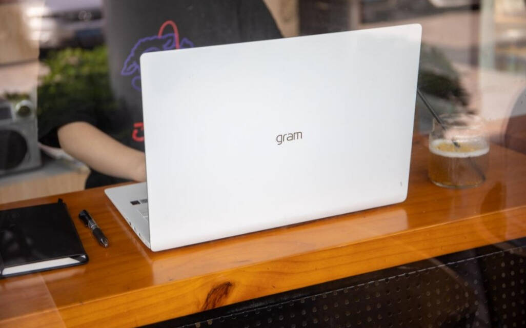 实习别被笔电压垮，换LGgram17赢上司赏识