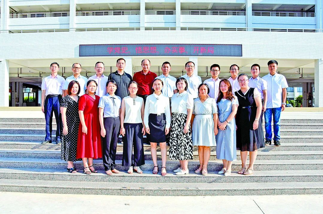 云浮优秀教师名单,云浮中学初中部教师照片