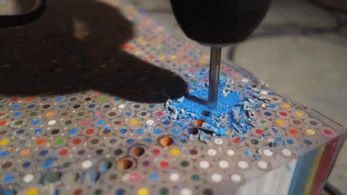 酷！外国小伙用1200支铅笔做了一把史诗般的定制吉他