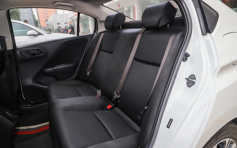 飞度8万左右,新车指导价85800的18款飞度