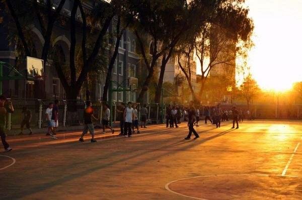 在女生面前被扒了裤子，正常人会怎么做？而他却不一样