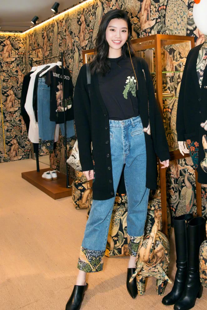 奚梦瑶穿高跟鞋,奚梦瑶穿着高跟鞋